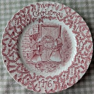 Vintage Royal Crownford Christmas Plate with Red 1976 Design 9"
